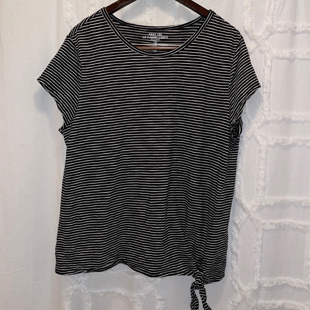 Gap “Easy Tee” with tie detail